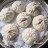 前腿肉250克,大葱切花,姜粒,盐,生抽,老抽