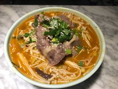 酸汤肥牛面-轻捞慢起面馆(新世界百货店)