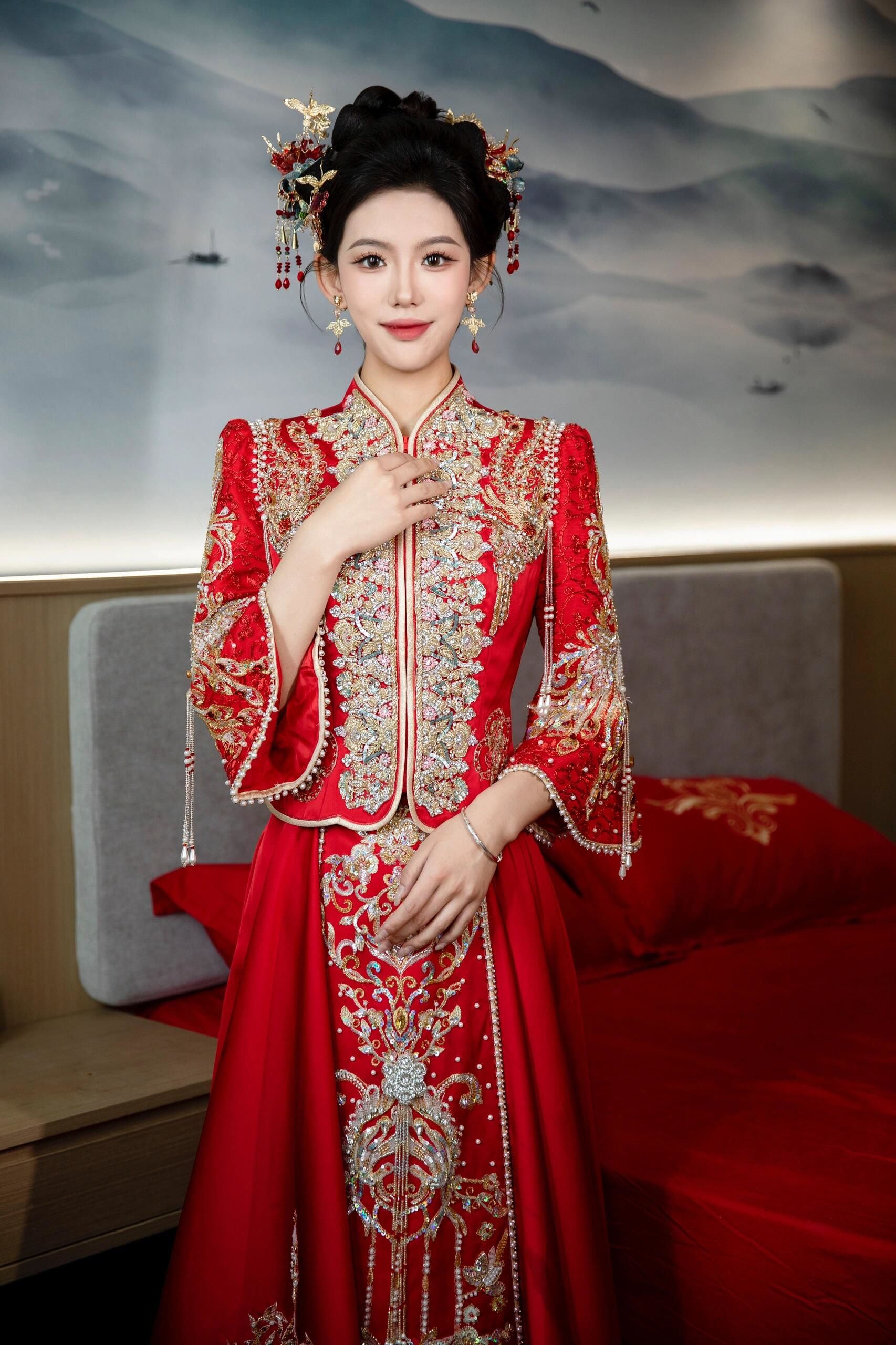 出铀携佳人
兮步迟迟腰肢袅娜似弱柳
中式嫁衣大美中国红
红