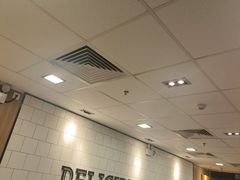 -麦当劳(上海虹桥站30B检票口楼上)