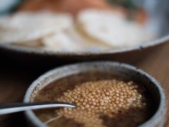 烟熏三文鱼配烤饺子皮和芥末籽酱-BOR Eatery(安福路店)