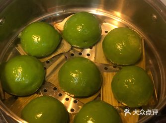 1.可以淘宝购买时令麦苗汁，揉进面粉中备用