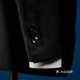 黑色礼服意味着男人的荣誉