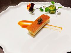 鱼子酱配脆皮烤乳猪-广州文华东方酒店·江-由辉师傅主理