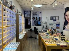 -天空之镜眼镜店蔡司依视路配镜授权零售店(望京颐堤港店)