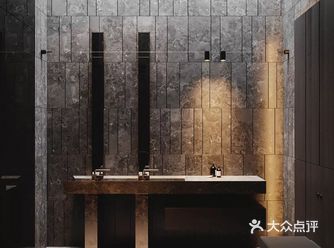 卫生间的黑色与灰色相互搭配更显的有高级感，通过大理石