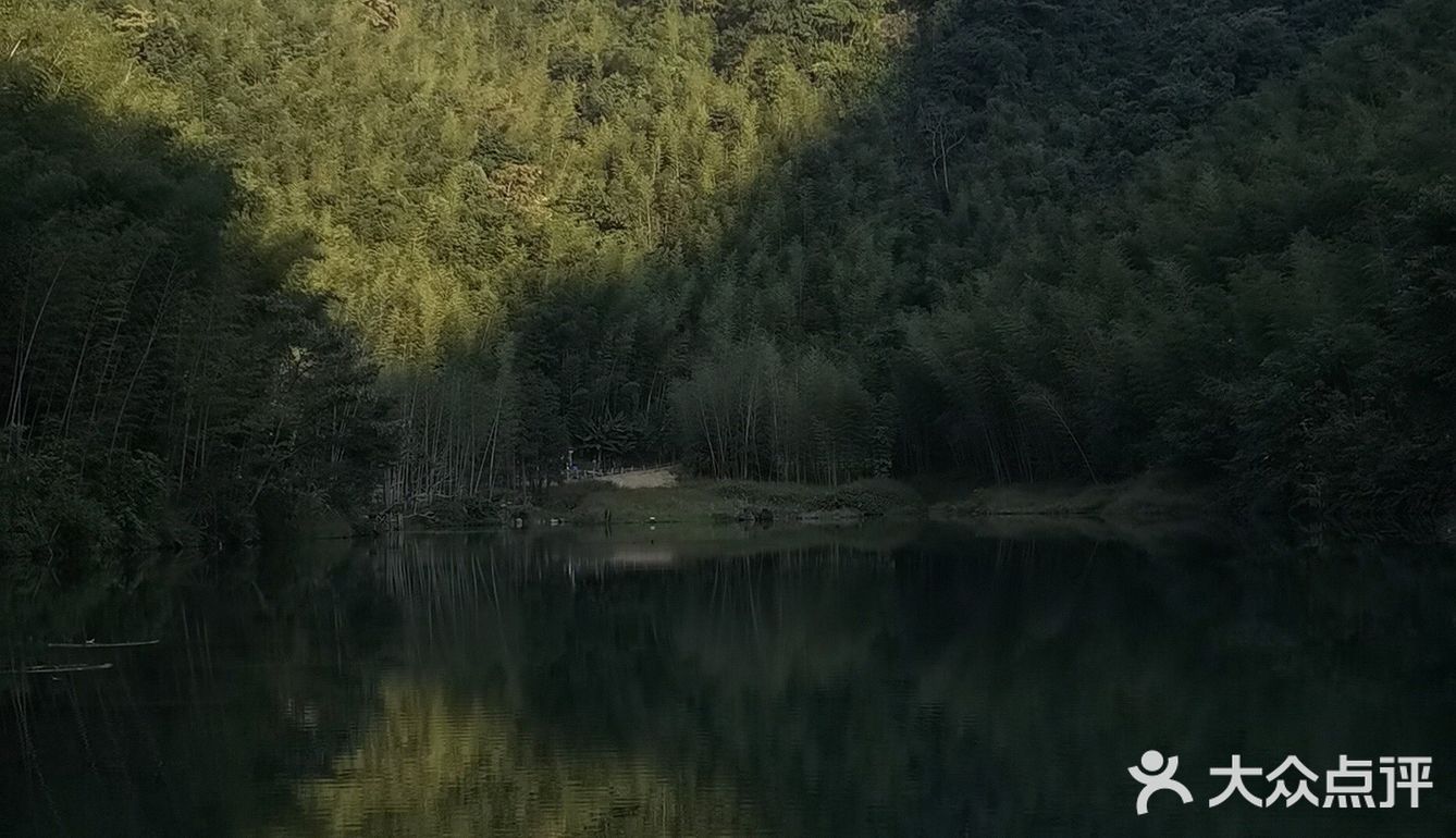 有山有水有瀑布，是个不错的大氧吧