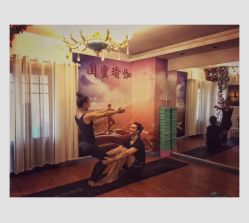 -闺蜜瑜伽·普拉提女性塑形馆