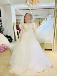 -月月婚纱礼服仓储店(王府井店)