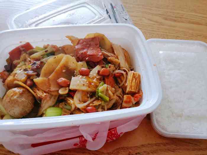 麻辣香锅打包图片麻辣香锅图片真实图片打包麻辣香锅外卖黄色打包盒图