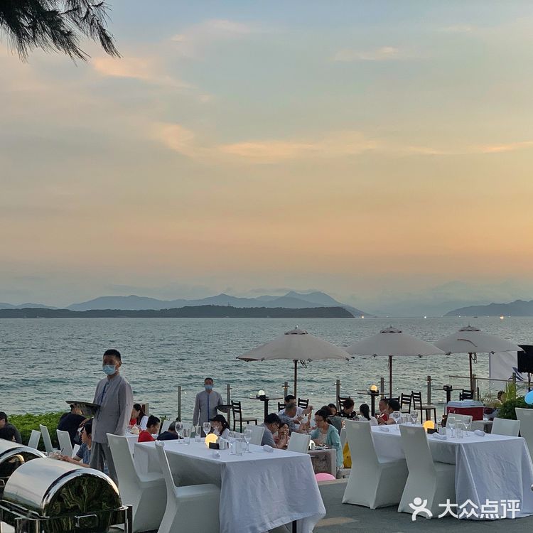 东南亚风情度假酒店，傍晚在海边日落下的晚餐