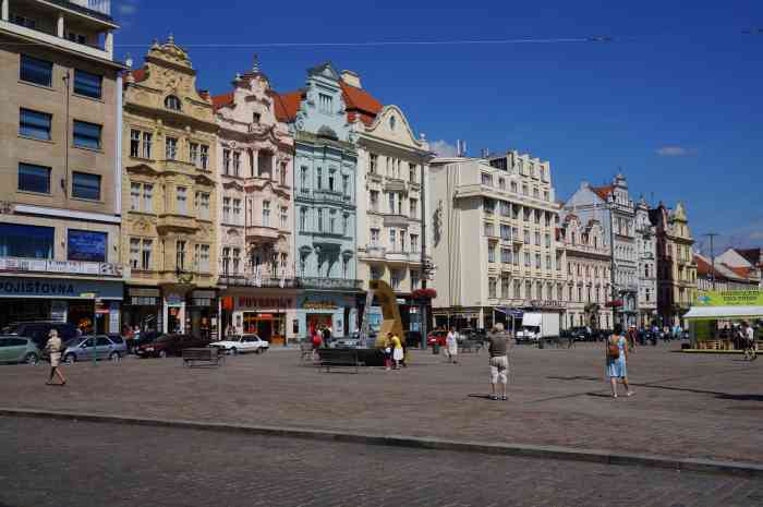 比尔森共和国广场-"超级喜欢共和国广场上的金色雕塑,在落日的.