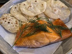 烟熏三文鱼配烤饺子皮和芥末籽酱-BOR Eatery(安福路店)