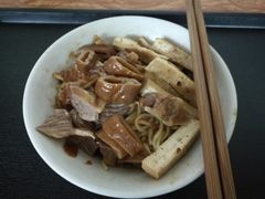 -松树干拌面店