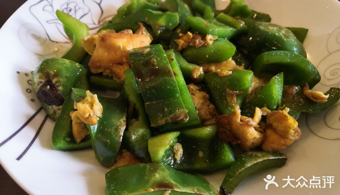 家常菜中简易的 脆绿营养的鲜椒炒鸡蛋