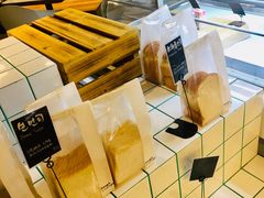 面包甜点陈列柜-Dough&Joe团憩(瑞虹天地月亮湾店)