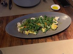 温海鲜色拉配牛油果-Carbon莫卡哆·意大利复古集市餐厅(杭州大厦店)