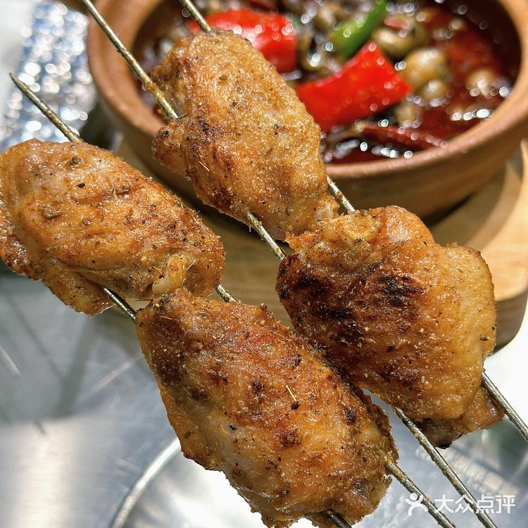 这家店露营氛围感拉满啦!露营风烧烤吧很夏天