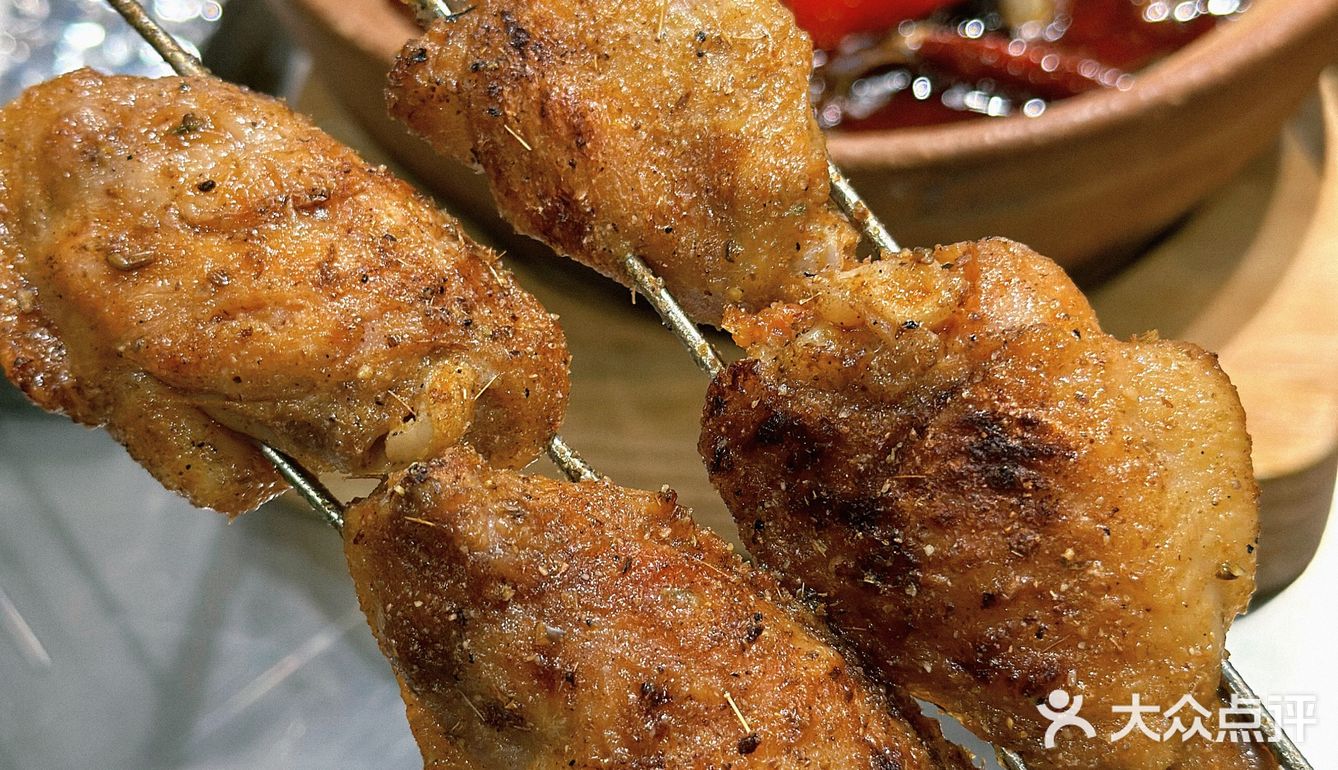 这家店露营氛围感拉满啦！露营风烧烤吧很夏天