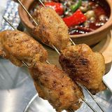 这家店露营氛围感拉满啦！露营风烧烤吧很夏天