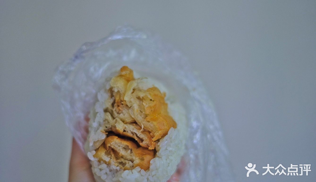 咬痕处的米粘在一起，叼姐说这是糯米比例高的关系
