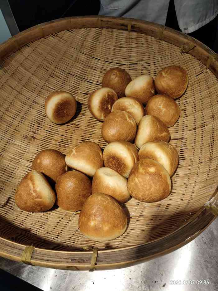 青稞烤馍"朋友去菜场买菜时,跟我说看到一家饼店在排.