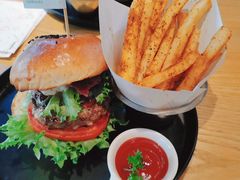 经典手打牛肉堡-龙治汉堡(中华城店)