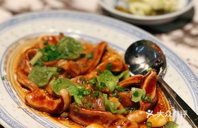 Pepper and Ginkgo Steamed Pig's Trotter