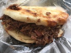 牛肉夹馍-老西关黄老太牛肉烧饼