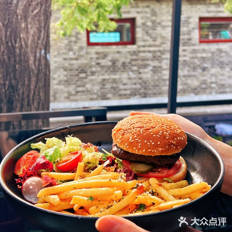《胡同里的西餐厅,我爱这风景你爱这汉堡🍔》