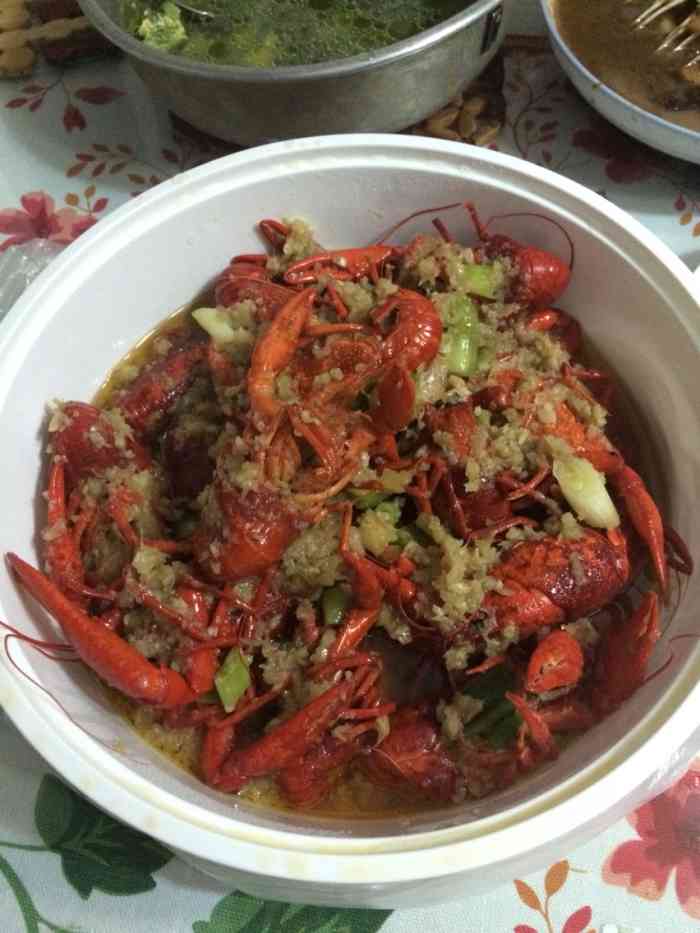 蒜泥龙虾口味不错 特别是极品龙虾既大肉又丰满