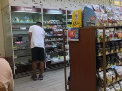 -全家便利店(洛川东路店)