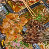 重庆物价好感人!0.9元烧烤/街头炒饭好香…