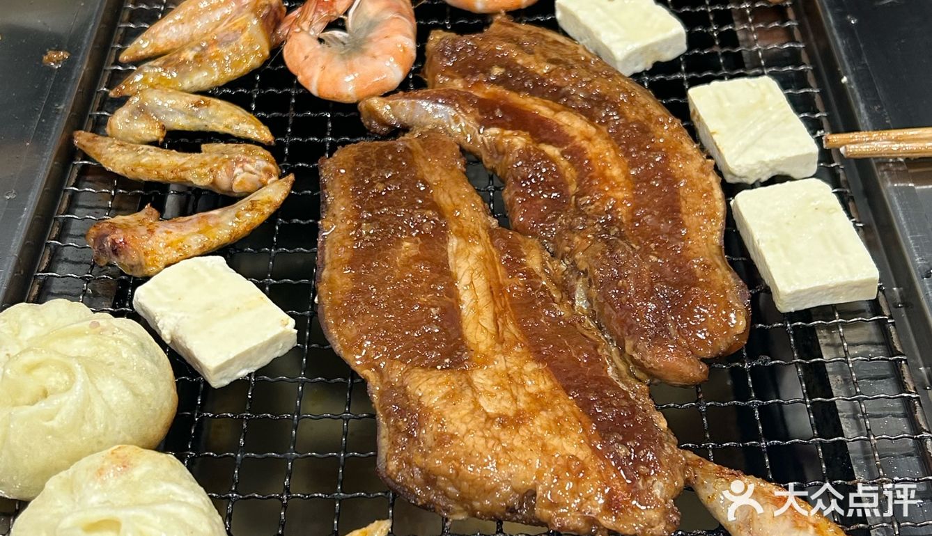 玫瑰色牛肉片的诱惑