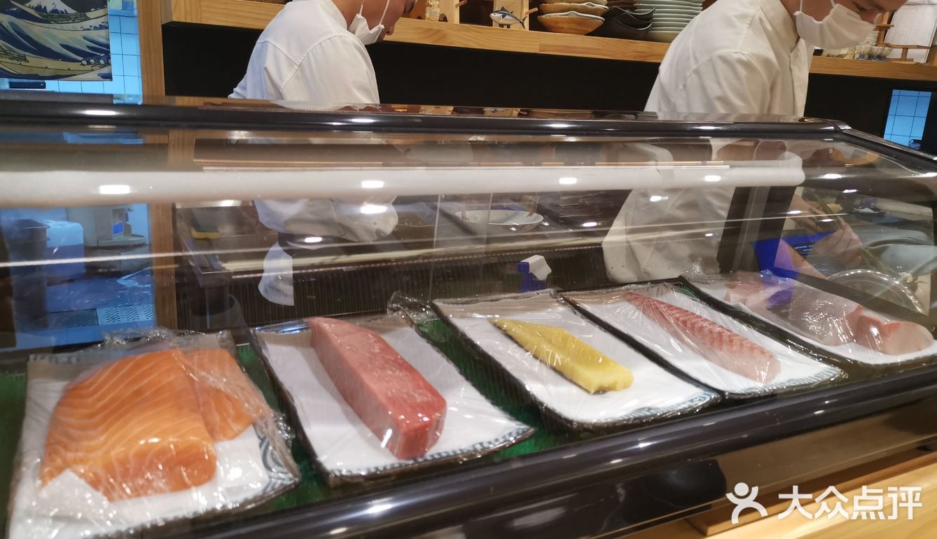 发饰挂件，还有扇子之类的