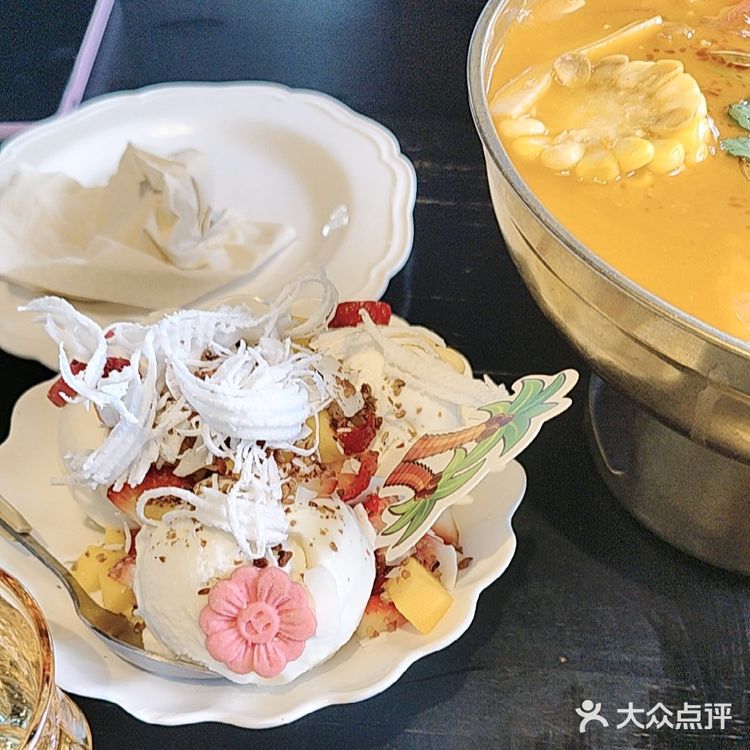 菠萝饭也很惊艳！端上来时，菠萝的清甜果香就直钻鼻腔