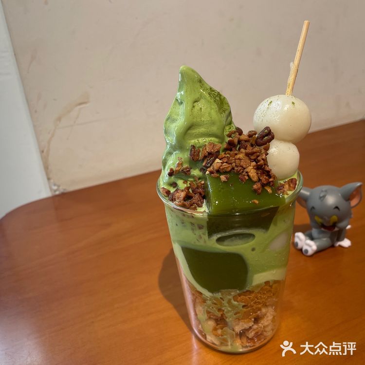 中国邮政开的咖啡店可盖各种纪念章甜点点了抹茶和北海道冰淇淋