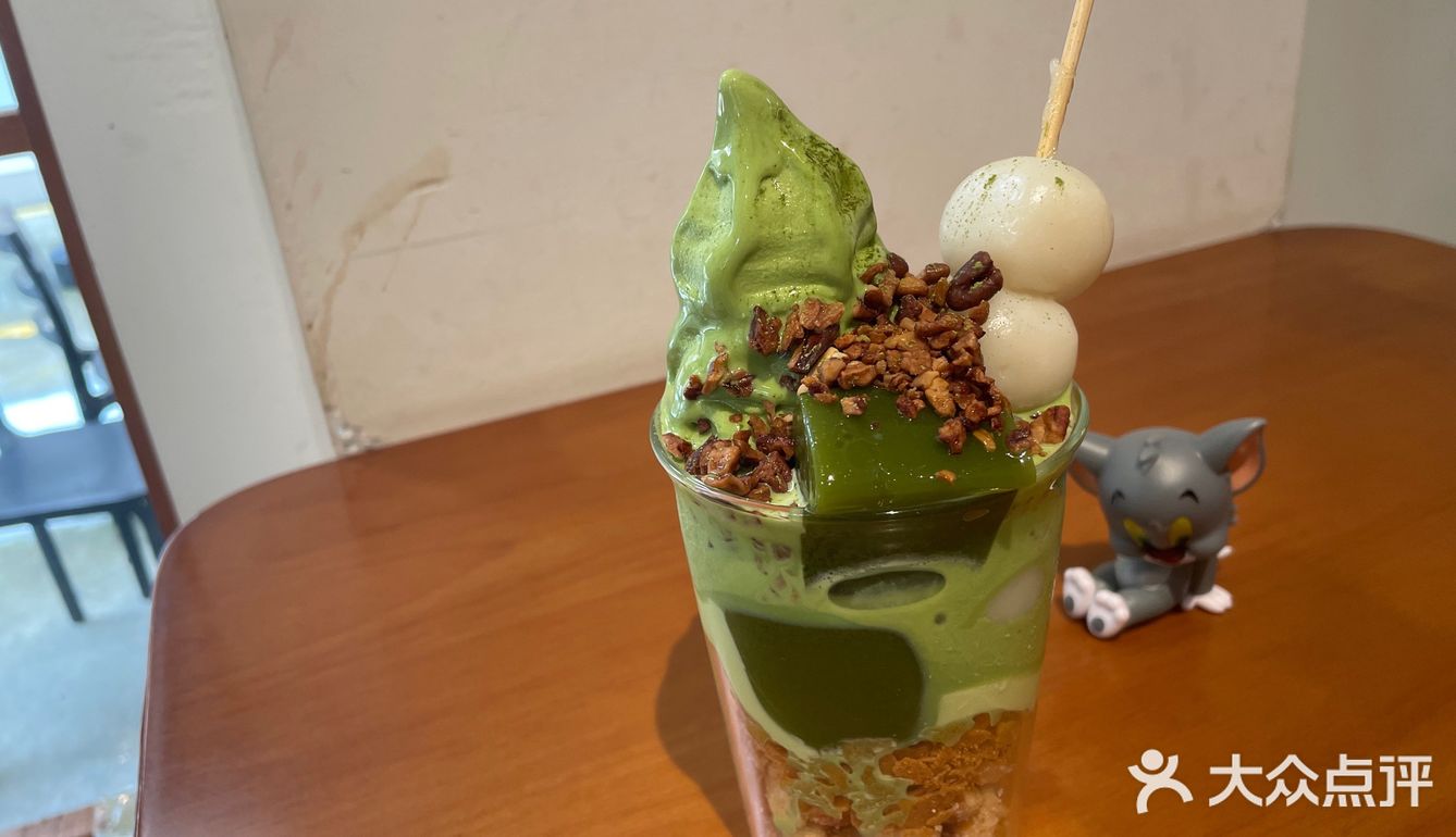 中国邮政开的咖啡店可盖各种纪念章甜点点了抹茶和北海道冰淇淋