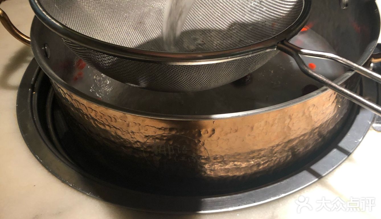 第一锅是甜汤，口味说实话吃不惯