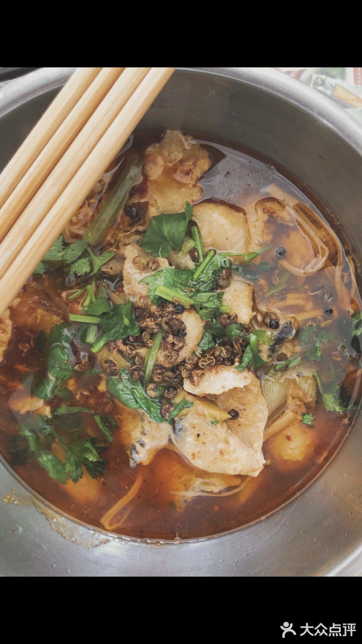 葱，蒜，辣椒，孜然粉铺面，浇热油