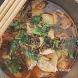 葱，蒜，辣椒，孜然粉铺面，浇热油