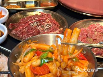 鲜切吊龙: 肉质鲜嫩多汁，烧烤后口感滑嫩，带着微微的