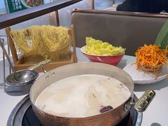 -洪氏嗨捞·广东猪肚鸡·椰子鸡火锅(西咸万象城店)