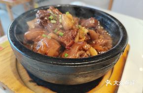 Stone Pot Braised Pork Trotters