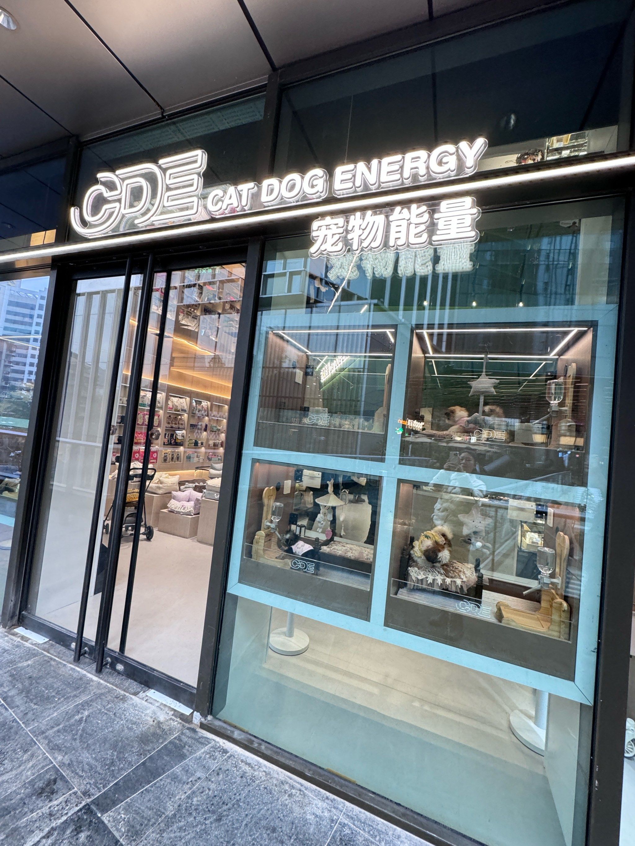 没有想到这一家宠物用品商店这么干净,这么漂亮