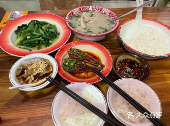 来旅游随便选了一家买单人餐尝尝蹄花，结果上菜惊到了