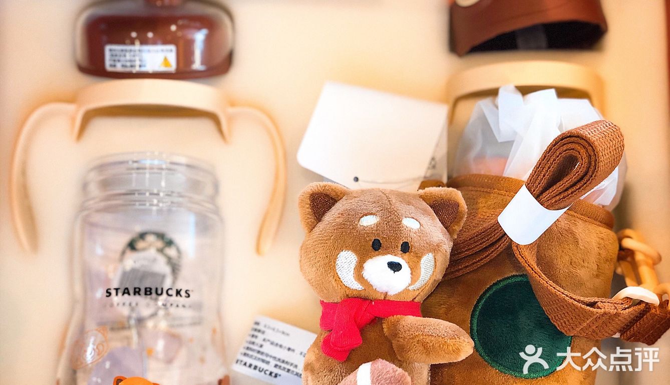 吃完饭旁边就是星巴克，来一杯咖啡️续命。人挺多的