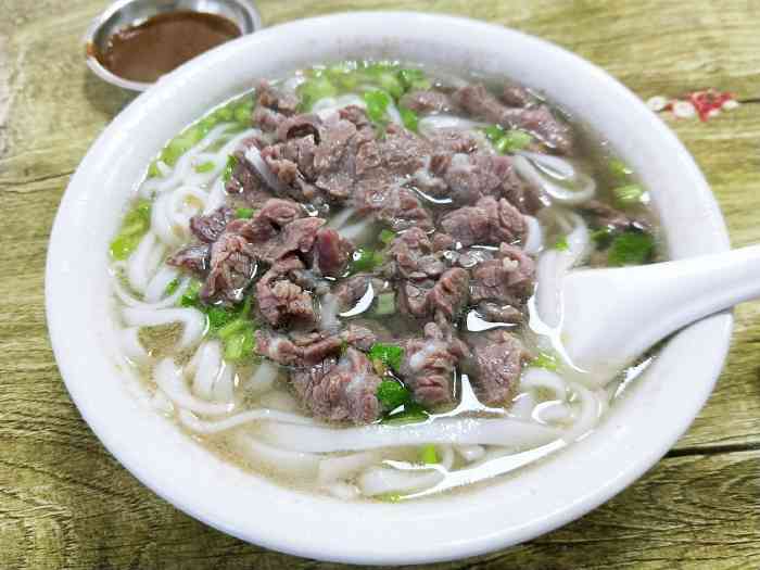 杨中发牛肉汤粉店-"[环境]店面在南联新市场外面,龙河路的一.