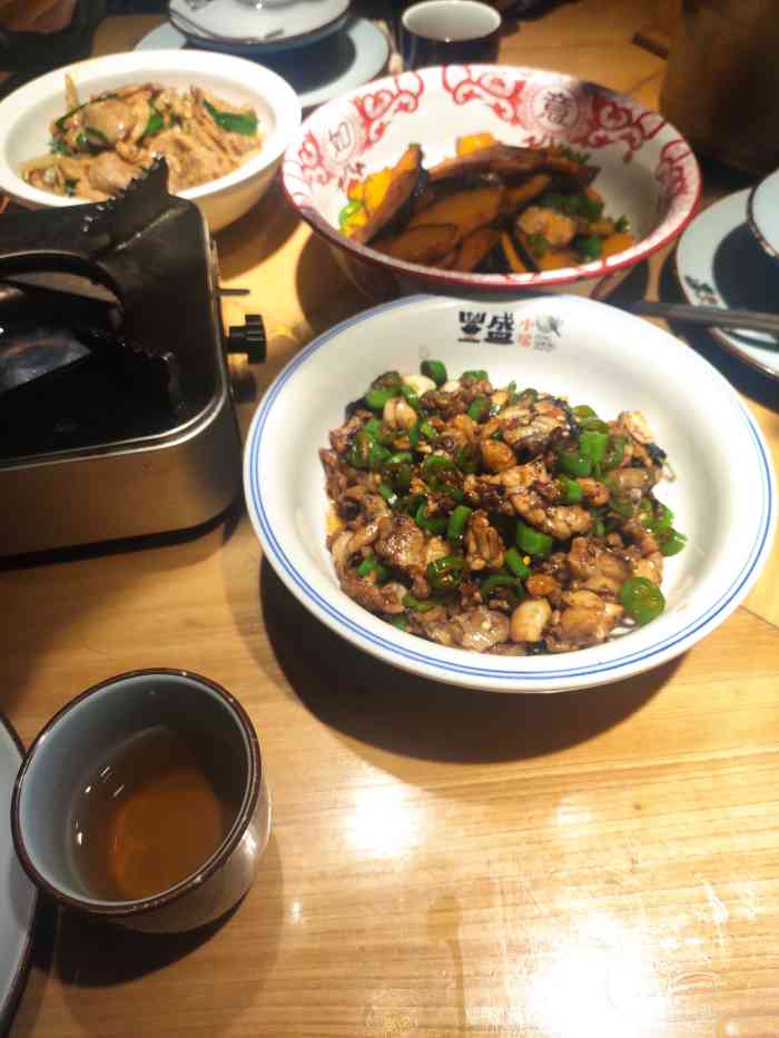 丰盛小馆(东方大院店)-"朋友请客来他们家附近最好吃的湘菜,其实.