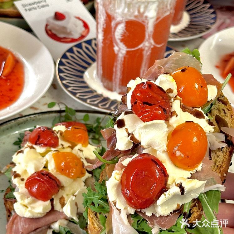 在北京！吃到了！草莓🍓瀑布蛋糕！！